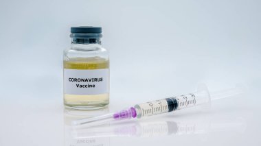 Covid-19 için aşı ve şırınga. Korona virüsü enfeksiyonunu önlemek, aşılamak ve tedavi etmek için kullanılır. Wuhan 'dan Coronavirus Hastalığı. Tıp konsepti.