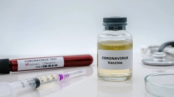 Covid Impfung Mit Blutprobe Und Spritzeninjektion Auf Weißem Hintergrund Labor — Stockfoto