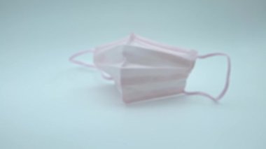 4K, Coronavirus Covid 19 ile cerrahi maske tüpte enfekte kan örneği. 2019-NCoV virüsünün aşı araştırması laboratuvarda. Wuhan 'dan 2019 numaralı hastalık. Bulaşıcı bulaşıcı konsept - Dan