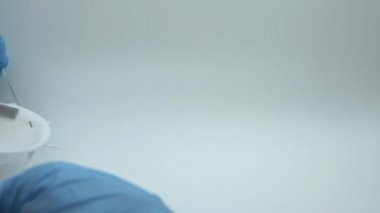 4K, mavi eldivenli yakın çekim eller kameraya solunum maskesi takın. Bulaşıcı hastalıklara karşı konsept ve gribi korumak için. Coronavirus 2019-nCoV-Dan