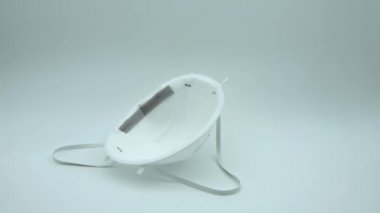 4K, mavi eldivenli POV elleri üst solunum yolunu korumak için tıbbi maske takıyor. İnsanlar virüs ve enfeksiyon hastalıklarına karşı koruyucu maskeler takıyorlar. Coronavirus 2019-nCoV-Dan