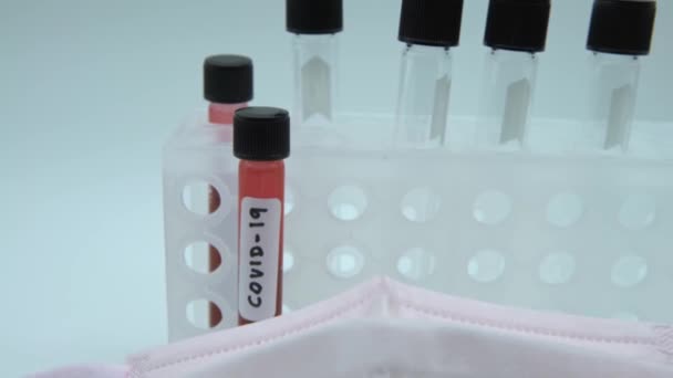 Ochronna Maska Raspiratoryczna Dodatnim Wynikiem Testu Obecność Zakażonej Krwi Covid — Wideo stockowe
