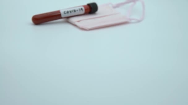 Gezichtsmasker Reageerbuis Met Geïnfecteerd Bloedmonster Voor Covid Nieuw Coronavirus Gevonden — Stockvideo