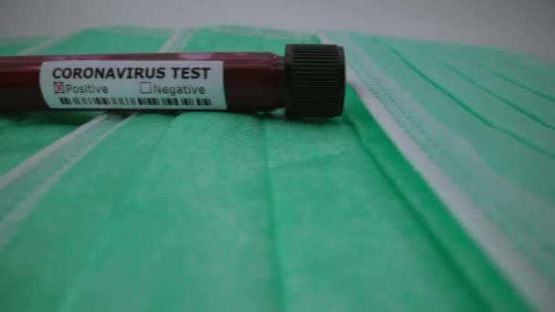 Maska Ochronna Pozytywny Wynik Testu Covid Próbka Laboratoryjna Badań Krwi — Wideo stockowe