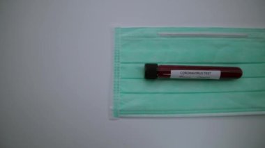 4K, koruyucu maske ve COVID-19 testi pozitif. Yeni Corona virüsü enfeksiyonu teşhisi için laboratuvar kan testi. Wuhan 'dan 2019 numaralı hastalık. Bulaşıcı bulaşıcı konsept - Dan