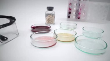 4K, Roman Coronavirus hapları ve beyaz arka planda kan testi tüpü. Covid-19 şu anda virüse karşı virüsü tedavi edecek bir ilaç bulmaya çalışıyor. 2019-NCoV konseptini tedavi etmek için. - Dan.