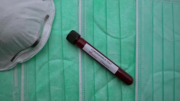 Maska Twarzy Probówka Zakażoną Próbką Krwi Dla Covid Nowego Koronawirusa — Wideo stockowe
