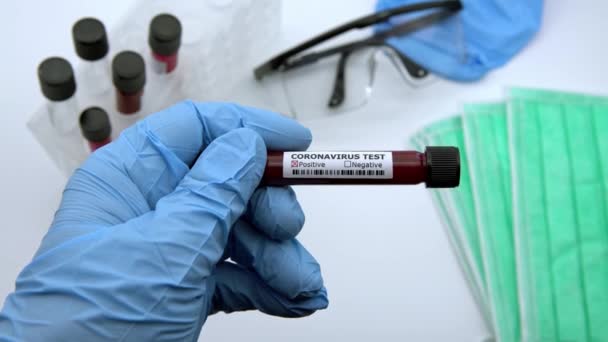 保護マスクと正のCovid 19テスト 新しいコロナウイルス感染を診断するための血液検査の実験室サンプル 武漢からの病気2019 パンデミック感染の概念 Dan — ストック動画