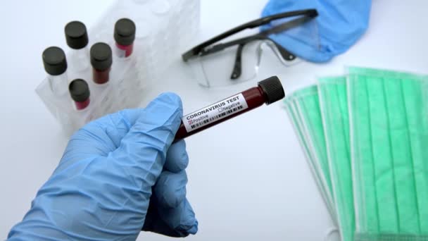 Skyddsmask Och Positivt Covid Test Laboratorieprov Blodprov För Diagnos Coronavirusinfektion — Stockvideo