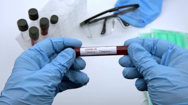 Máscara Protetora Teste Covid Positivo Amostra Laboratorial Análises Sangue Para — Vídeo de Stock