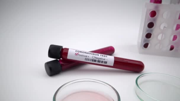 保護薬 医師の手にウイルスCovid 19に対する薬 コロナウイルスを治すために薬 ワクチン検索のためのコロナウイルス感染血液サンプル Dan — ストック動画
