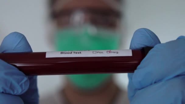 Coronavirüs Covid Negatif Kan Örneği Olan Yavaş Hareket Eden Bir — Stok video