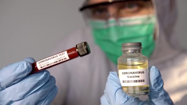 Man Vetenskaplig Skyddsdräkt Med Vaccin Injektionsflaska Coronavirus Medicinskt Koncept Kaukasisk — Stockvideo