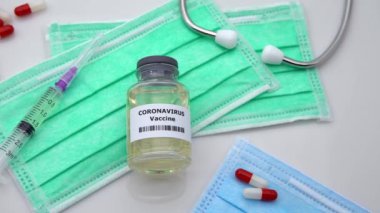 4K, Covid-19 için bilimsel kimya laboratuvarında koruyucu yüz maskesi aşısı. Coronavirus tehlikesi ve halk sağlığı risk hastalığı. Koronavirüsler tehlikeli viral salgınlar gibi grip salgını