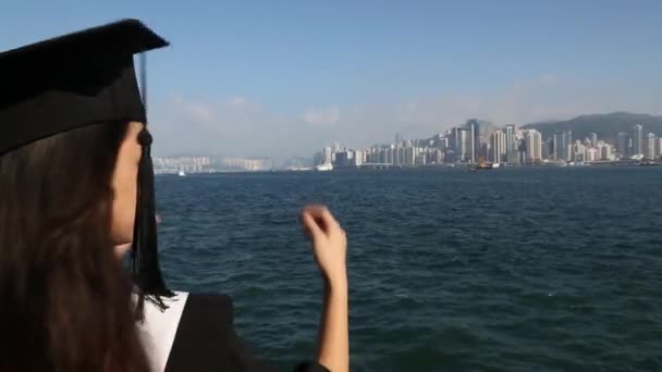Mujer Asiática Puso Gorra Graduación Paseo Marítimo Mira Futuro Frente — Vídeo de stock