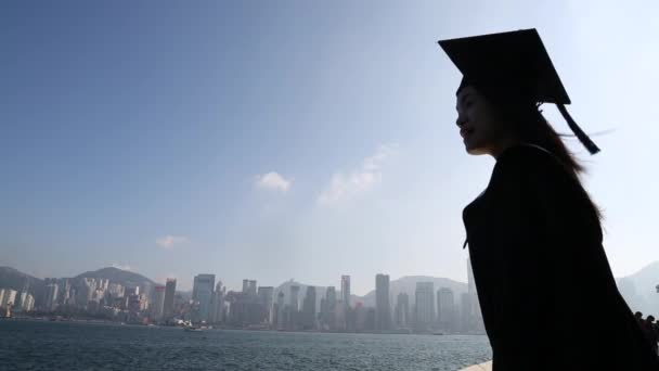 Aziatische Vrouw Zet Graduation Cap Waterkant Kijk Naar Haar Toekomstige — Stockvideo