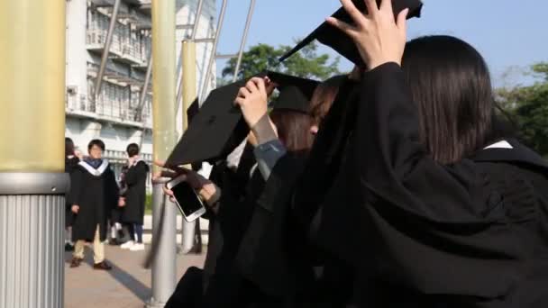 Portret Van Opgewonden Aziatische Vrienden Afstudeerdag Staan Buiten Campus Een — Stockvideo