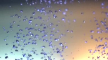 Yavaşça kabarcıklar yüzeye doğru yükseliyor. Denizde yüzeye çıkan hava kabarcıkları. Karanlık sualtı çekimi. Güzel soyut arkaplanlar için iyi.