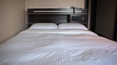 4K Bir Otel Odasında Beyaz Çarşaflı Çift Yatak