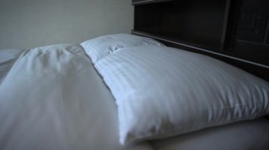 4K Bir Otel Odasında Beyaz Çarşaflı Çift Yatak