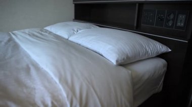 4K Bir Otel Odasında Beyaz Çarşaflı Çift Yatak