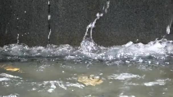 スローモーション台北市の大安公園の真ん中にある大きな人工滝の動き 水は岩壁を落下 美しい噴水 — ストック動画