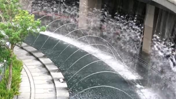 Slow Motion Stora Konstgjorda Vattenfall Mitten Daan Parken Taipei Stad — Stockvideo