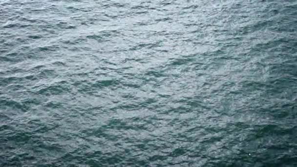 Mouvement lent d'une belle vue aérienne de la surface de la mer bleue naturelle. Beauté océan eau fond vue de dessus. Drone aérien côtier pour toile de fond. Vue surélevée des vagues de la mer sur la plage.-Dan 