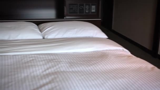 Двуспальная Кровать Белыми Простынями Номере Отеля Дэн — стоковое видео