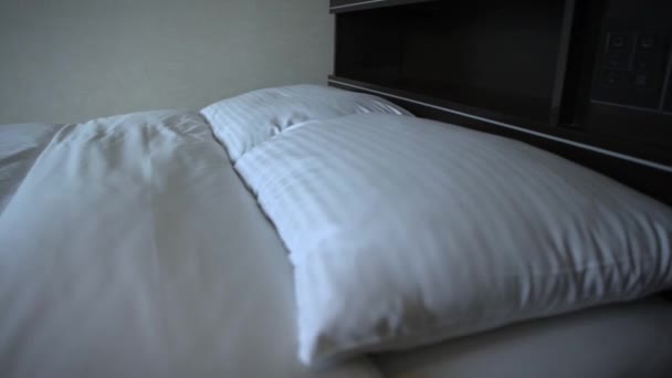 Een Tweepersoonsbed Met Witte Lakens Een Hotel Kamer Dan — Stockvideo