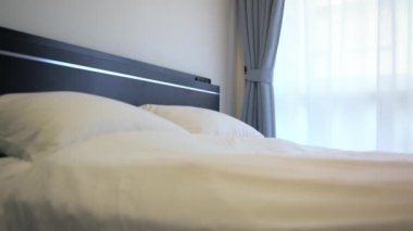 4K, bir otel odasında beyaz çarşaflarla çifte yatağa atlayan komik kız.