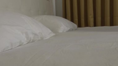 4k, komik Asyalı kadın yatağa atlıyor, gülümsüyor ve uykuya dalıyor.