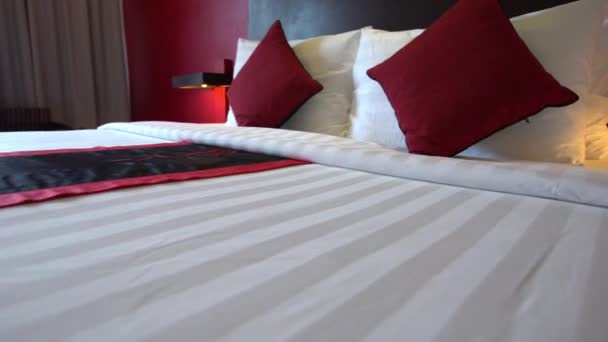 April 2018 Een Tweepersoonsbed Met Witte Lakens Een Prachtige Hotelkamer — Stockvideo