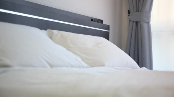 Een Tweepersoonsbed Met Witte Lakens Een Hotelkamer Dan — Stockvideo