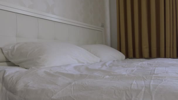 Ένα Διπλό Κρεβάτι Λευκά Σεντόνια Ένα Δωμάτιο Ξενοδοχείου Dan — Αρχείο Βίντεο