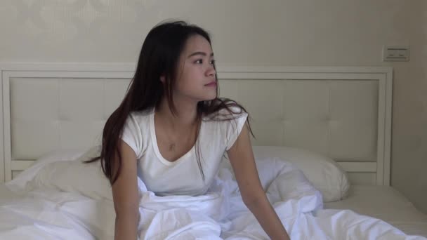 Belle Asiatique Femme Souriant Lit Regardant Camera Dan — Video