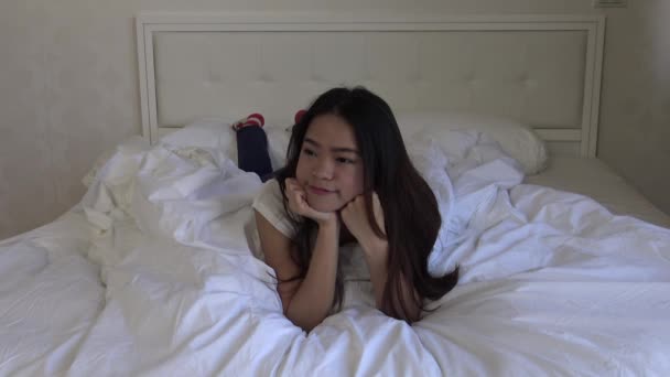 Bonito Asiático Menina Sorrindo Cama Olhando Para Câmera Dan — Vídeo de Stock