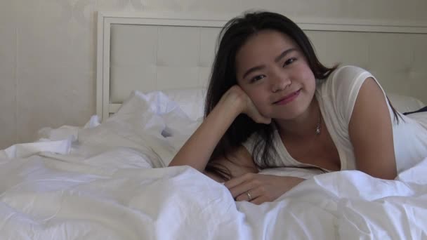 Mooie Aziatische Vrouw Glimlachen Bed Kijken Naar Camera Dan — Stockvideo