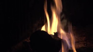 4K, şömine, kızgın bir ateş ve kırmızı kömürlü. Kışın şöminede odun yakmak ve Noel 'de ortam sıcaklığı.