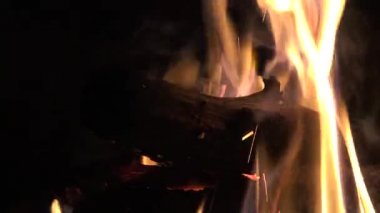 4K, şömine, kızgın bir ateş ve kırmızı kömürlü. Kışın şöminede odun yakmak ve Noel 'de ortam sıcaklığı.