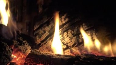 4K, şömine, kızgın bir ateş ve kırmızı kömürlü. Kışın şöminede odun yakmak ve Noel 'de ortam sıcaklığı.