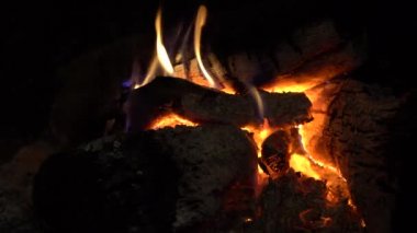 4K, şömine, kızgın bir ateş ve kırmızı kömürlü. Şöminede odun yakmak ve kışın ortamı ısıtmak. Dan.