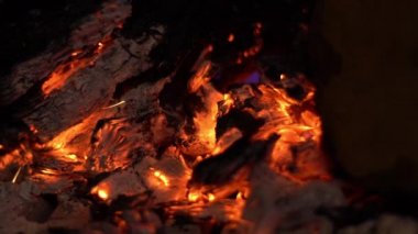 Kükreyen ateşin Yavaş Hareketi ve şöminedeki kırmızı kömürler. Bacada odun yakmak ve kışın ortam sıcaklığı. Yanan ateşin parlak alevi - Dan