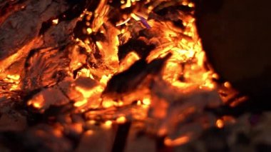 Kükreyen ateşin Yavaş Hareketi ve şöminedeki kırmızı kömürler. Bacada odun yakmak ve kışın ortam sıcaklığı. Yanan ateşin parlak alevi - Dan