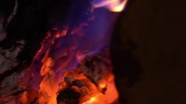 Kükreyen ateşin Yavaş Hareketi ve şöminedeki kırmızı kömürler. Bacada odun yakmak ve kışın ortam sıcaklığı. Yanan ateşin parlak alevi - Dan