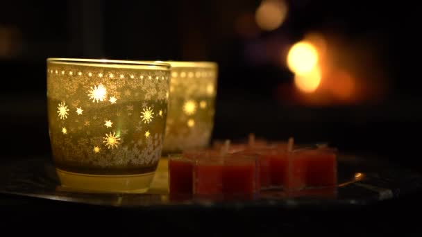 Decoración Navidad Con Velas Chimenea Fondo Con Fuego Rugiente Caliente — Vídeos de Stock