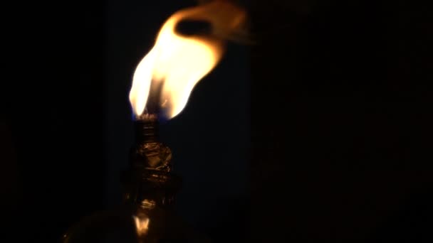 传统煤油灯在黑暗中的缓慢运动 黑暗中 泥土或粘土灯发出光芒 用火焰驱除黑暗的概念 灯具有油棉灯芯丹 — 图库视频影像