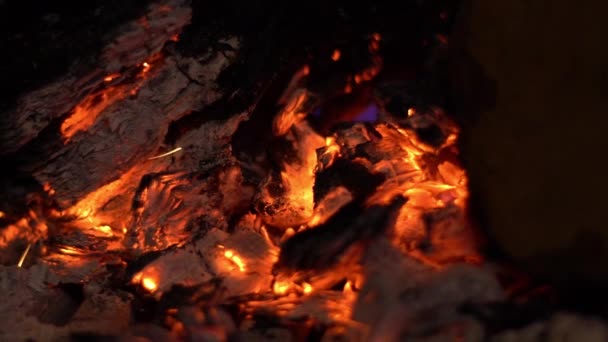 暖炉の中で熱い轟音火と赤い石炭のスローモーション 煙突で木材を燃焼し 冬の雰囲気の暖かさ 火の炎 — ストック動画