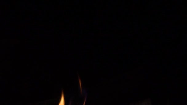 Камин Медленного Движения Горячим Ревущим Огнем Красными Углями Слоумо Топит — стоковое видео