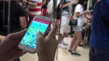 Taipei, Tayvan-06 Ağustos 2016: 4K Asya treninde Pokemon Go Uygulaması, Asyalı bir kadın tarafından oynanan akıllı bir telefon ekranda gelişmiş mobil oyun Dan 'in GPS' ini gösteriyor.